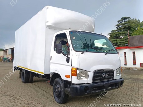 2013 Hyundai HD72 3 ton box...