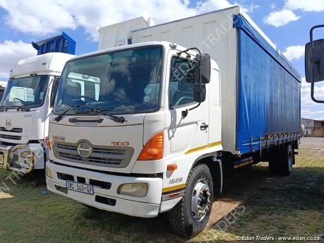 2010 Hino 500 curtainside...